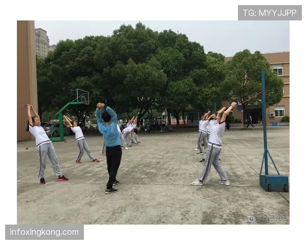 手抛球规则：何时算违例？裁判如何判定掷球动作合规